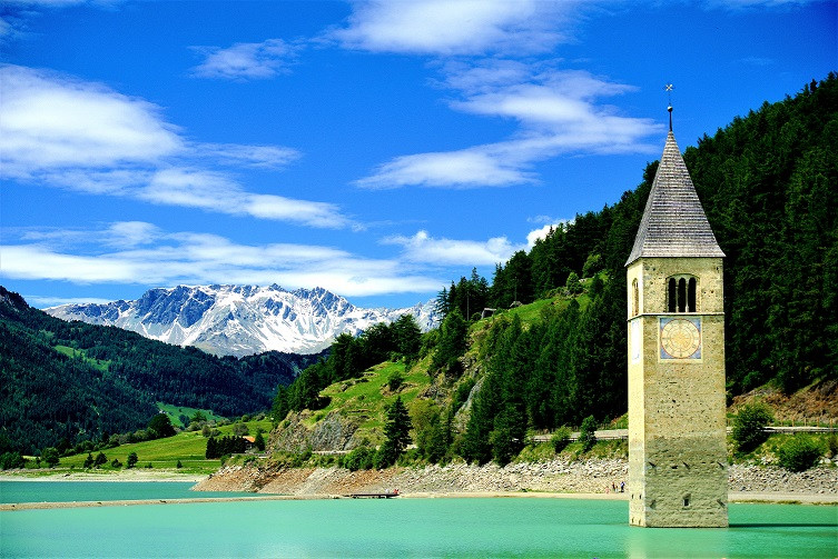La antigua iglesia sumergida en el lago de Resia
