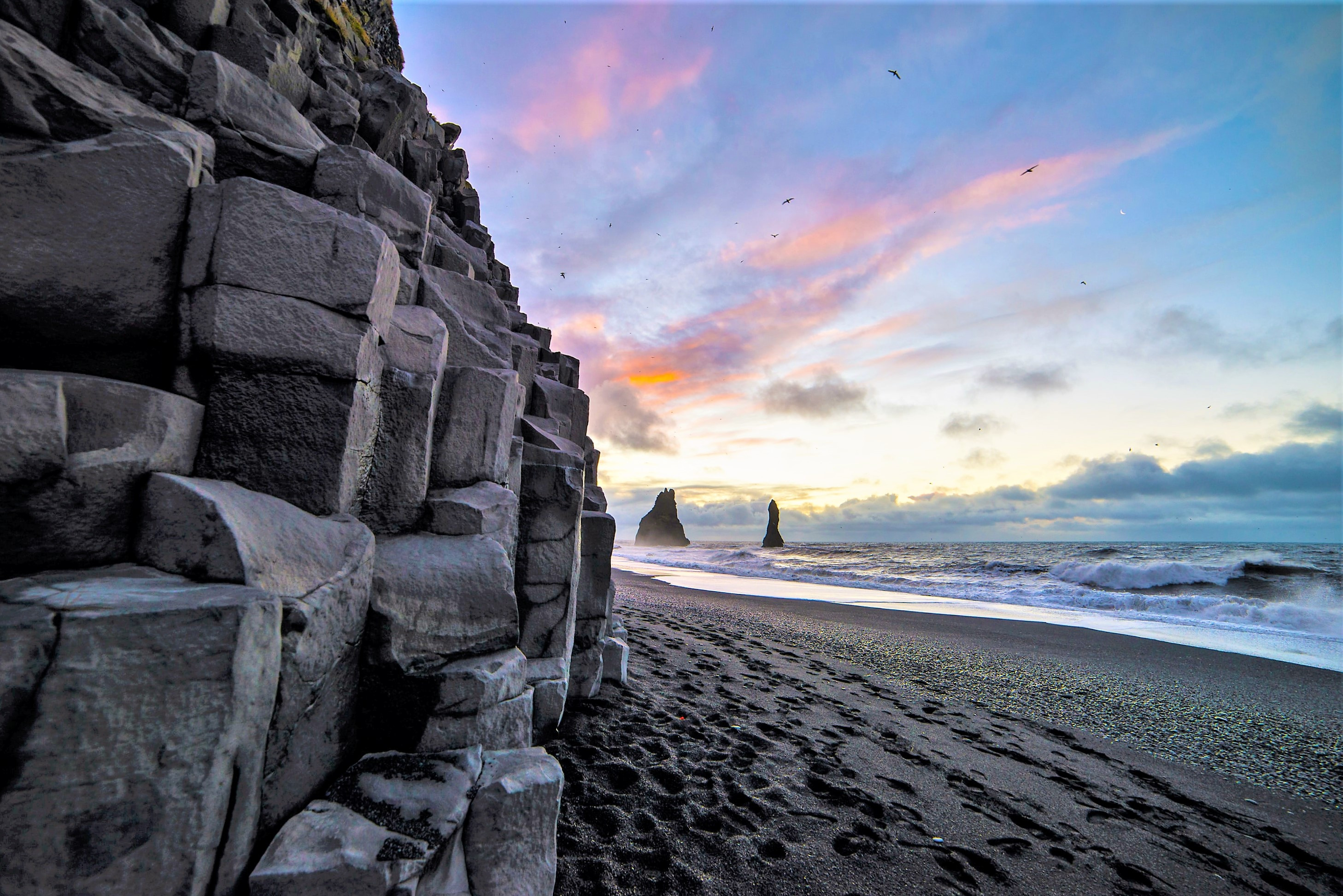 La fascinante playa negra de Reynisfjara