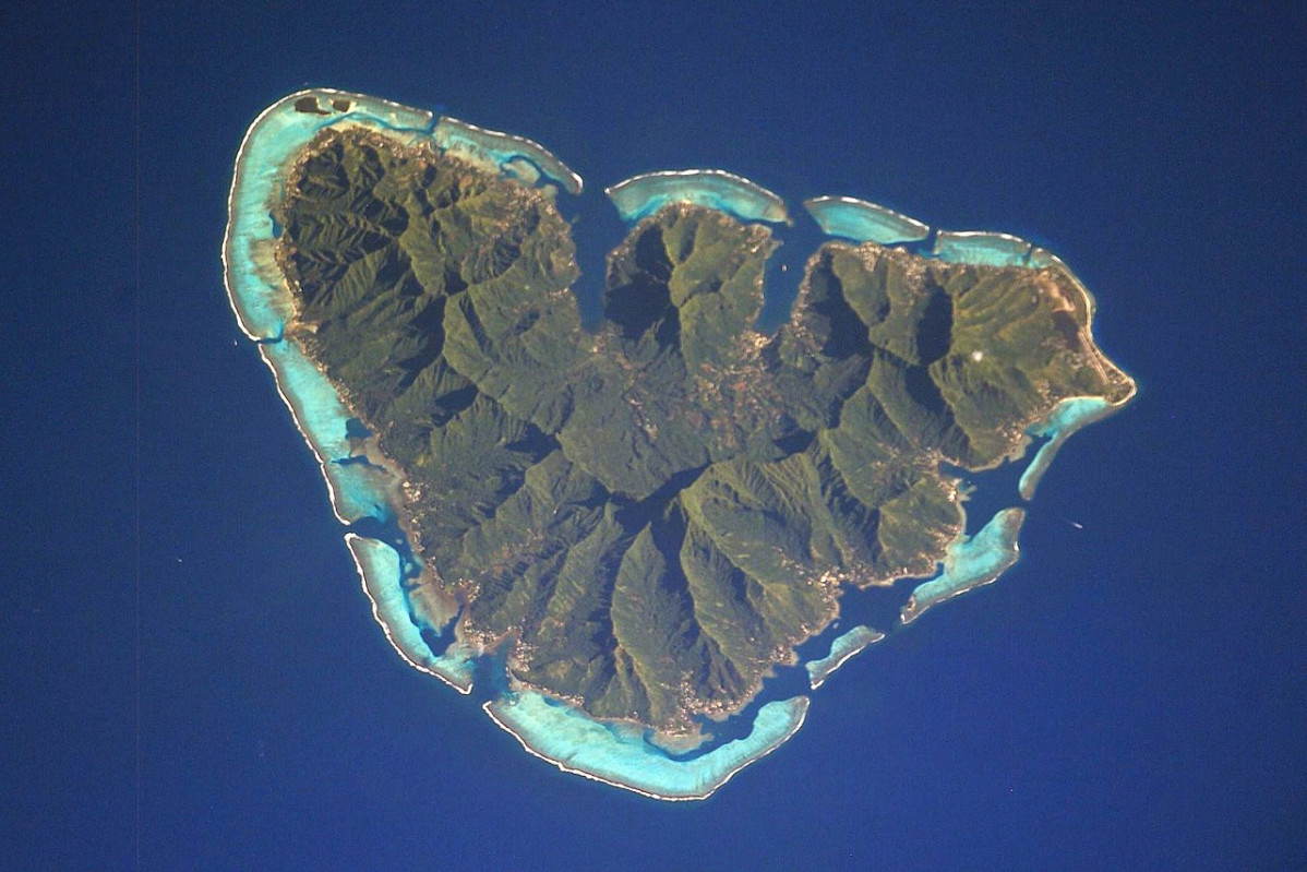 1280px Moorea ISS006