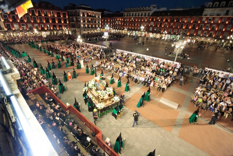 La Plaza Mayor engalanada para la festividad. / Foto: Carlos Espeso.