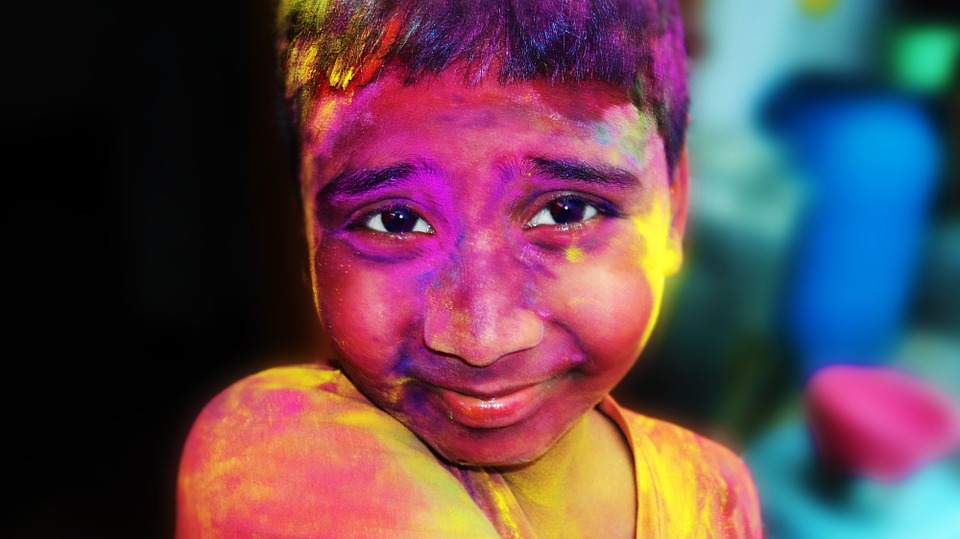 Niño Hindú durante la celebración del Holi.