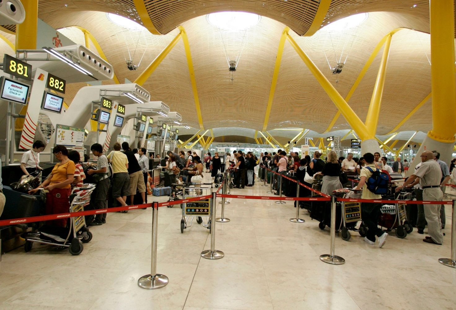 1511429845 barajas vivira un mes expuesto al caos por el cierre de una de sus pistas