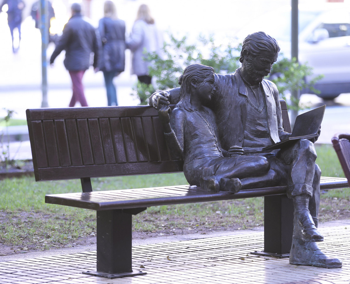 Hombre leyendo a ni