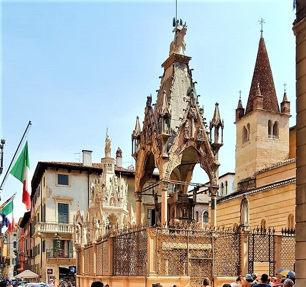 SEPÚLCROS DE LOS SCALIGERI EN EL EXTERIOR DE LA IGLESIA DE SANTA MARÍA ANTICA 3