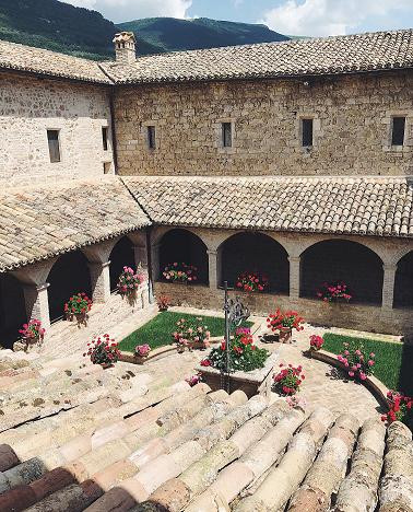 VYL 4Jardin interior del convento de San Damiano, iglesia reconstruido por San Francisco y donde recibio la llamada de Dios