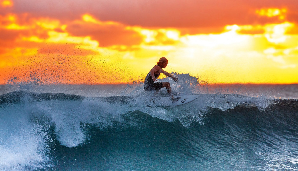 Surfer wave sunset the indian ocean 390051