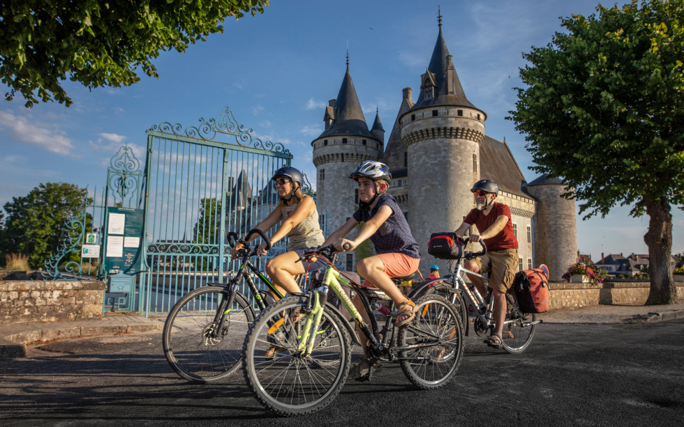 Valle loira Pasando en bicicleta por el Castillo de Sully sur Loire © D Darrault   CRT Centre Val de Loire
