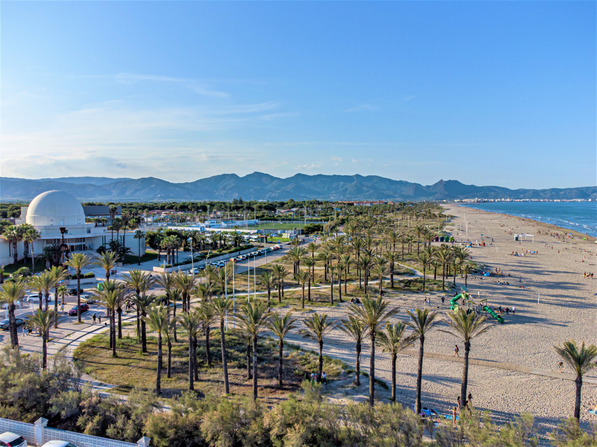 Playa del Pinar. Castelló. Planetario y Montañas al fondo. Aérea.