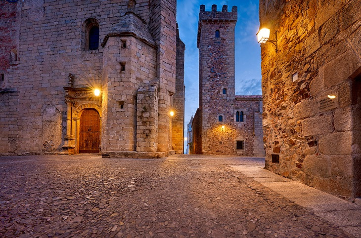 14 . IGLESIA DE SAN MATEO Y TORRE DE LAS CIGÜEÑAS