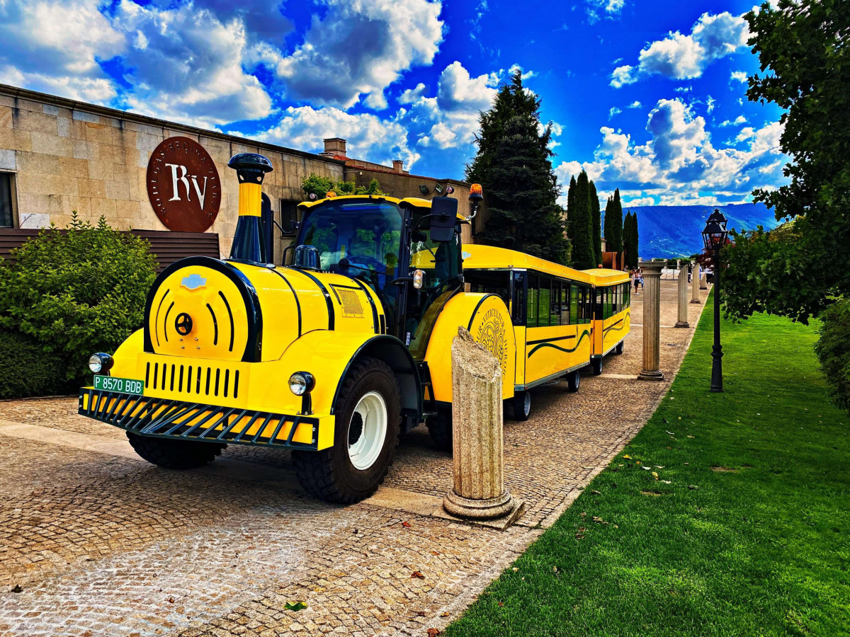 Tour en tren Turístico por la Ribeira Sacra y visita guiada con Cata de vinos para dos personas a las Bodegas Regina Viarum (Lugo) 1