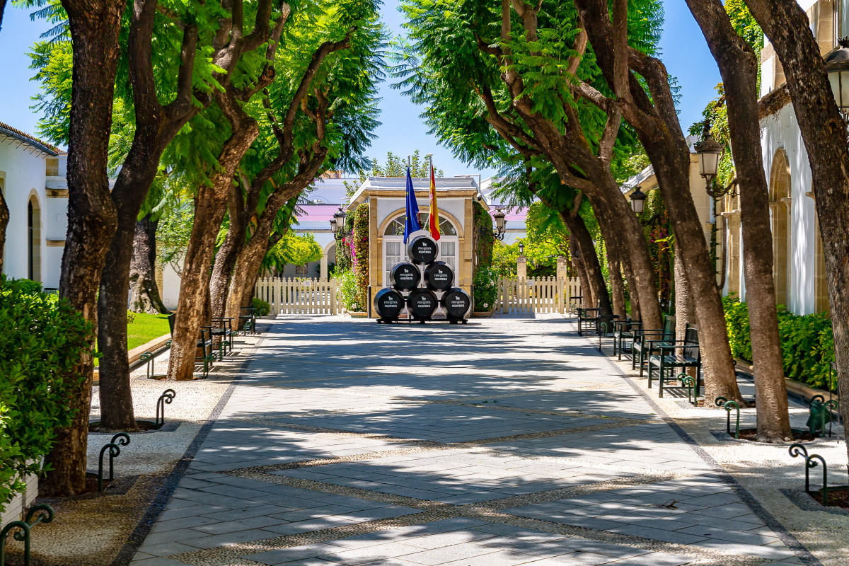 Visita a las bodegas Osborne con cata de vinos de Jerez y circuito Spa y cena para dos en el hotel Royal Hideaway Sancti Petri Spa & Resort 5  (Cádiz) 1