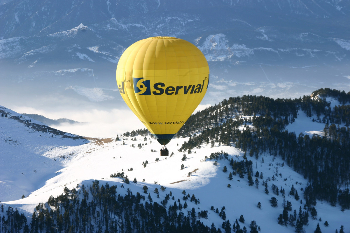 Ver las montañas nevadas desde un globo 2