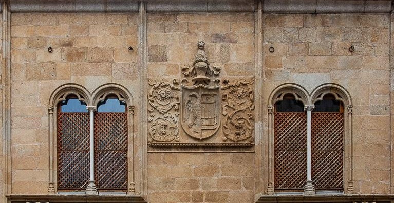 SIETE PROPUESTAS PARA VISITAR CACERES. ESCUDO y VENTANAS PALACIO MAYORALGO