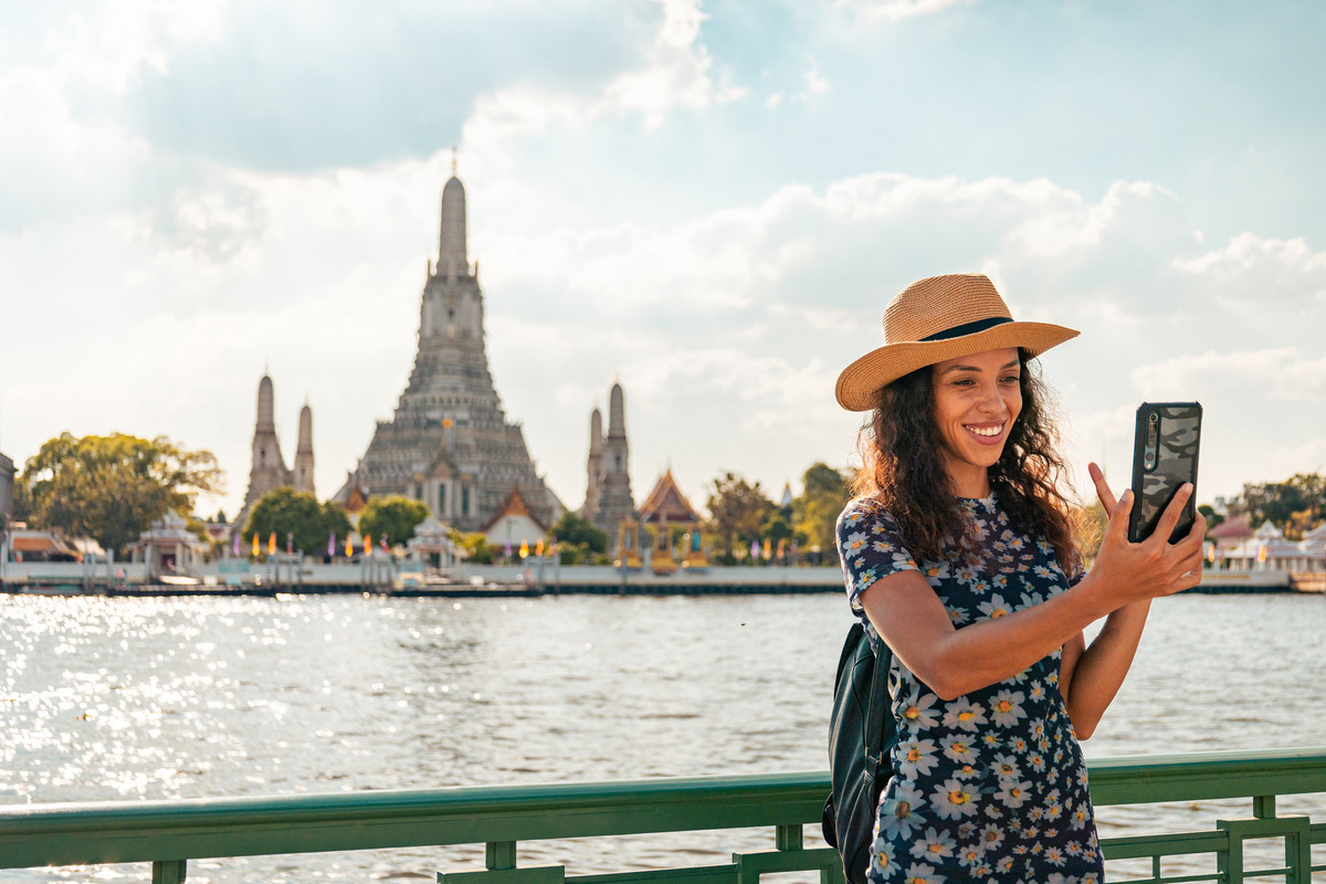 DEST THAILAND BANGKOK WAT ARUN WOMAN GettyImages 1366981020 Universal Within usage period 94604