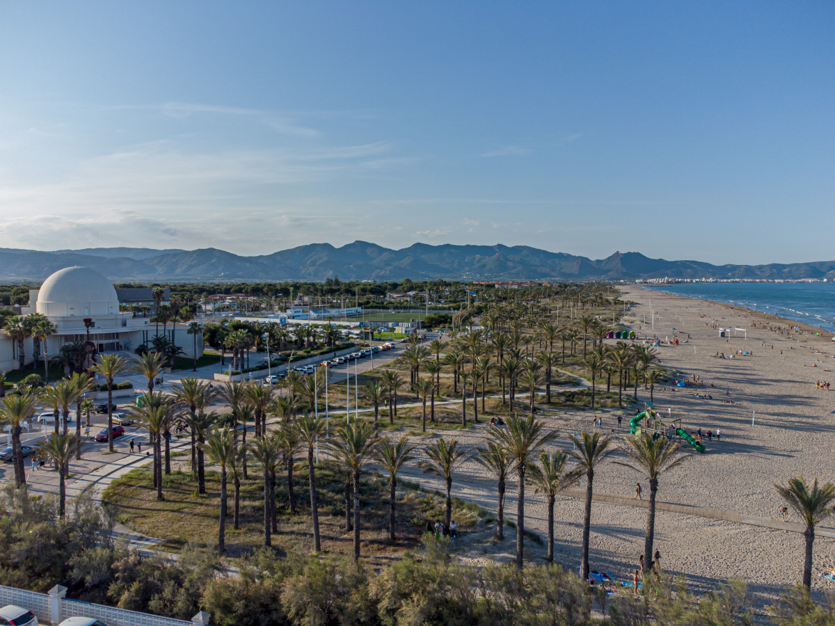 Playa del Pinar. Castellu00f3. Planetario y Montau00f1as al fondo. Au00e9rea.