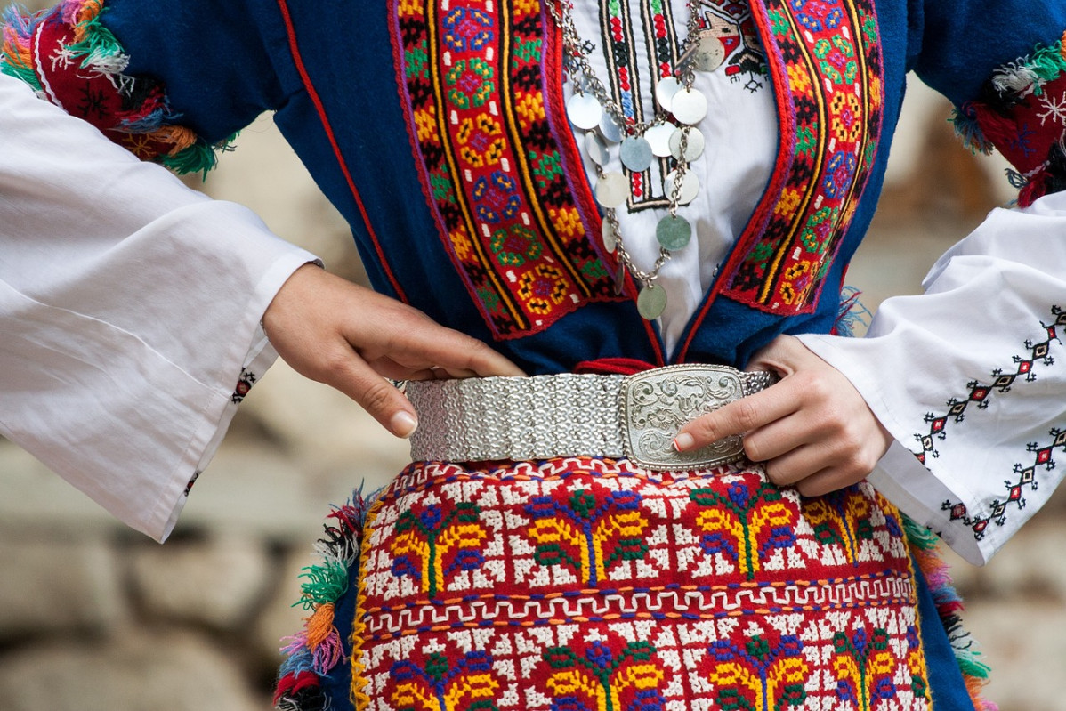 Bulgarian folk costume 4017174 1280