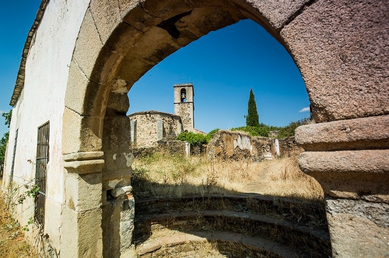 GRANADILLA. CON LA IGLESIA AL FONDO