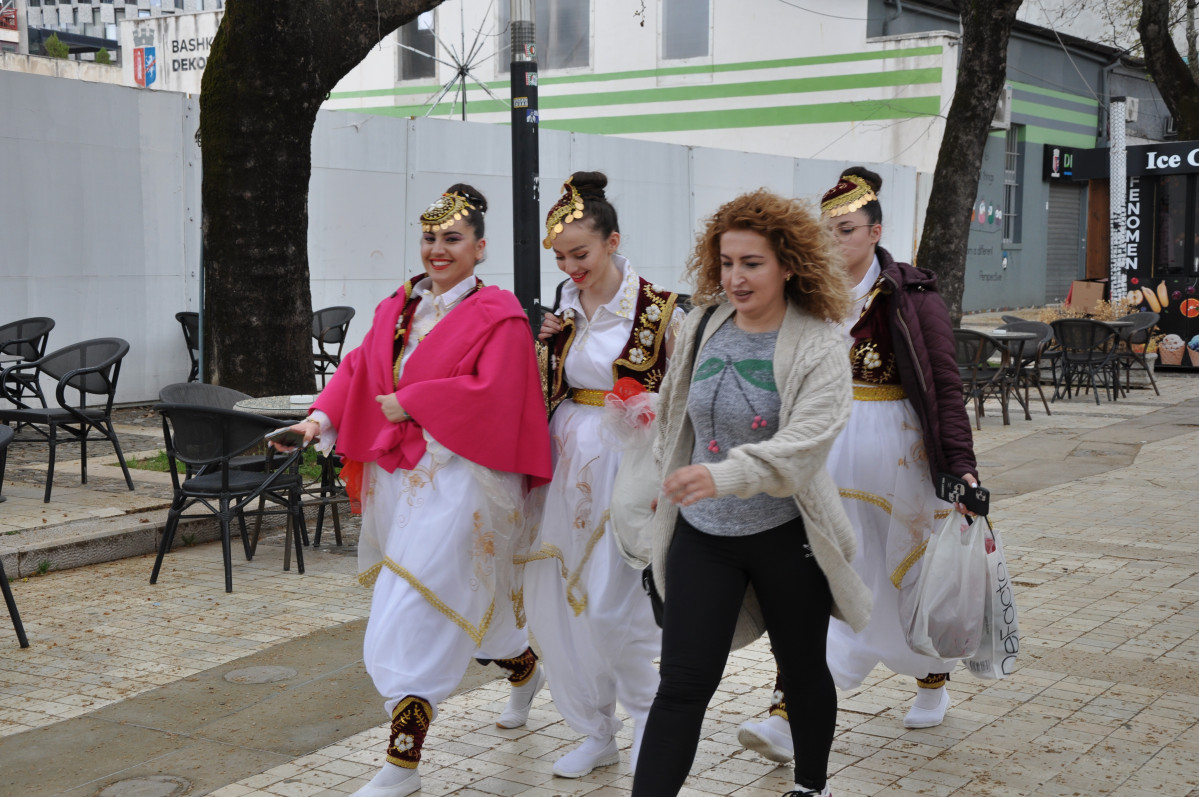 8 Mujeres en traje tipico