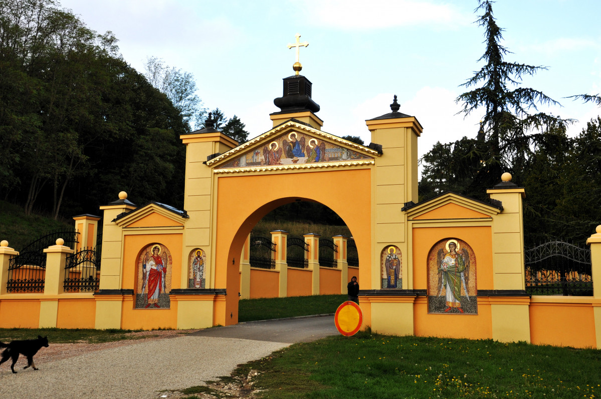 Puerta de entrada al monasterio de Grgeteg