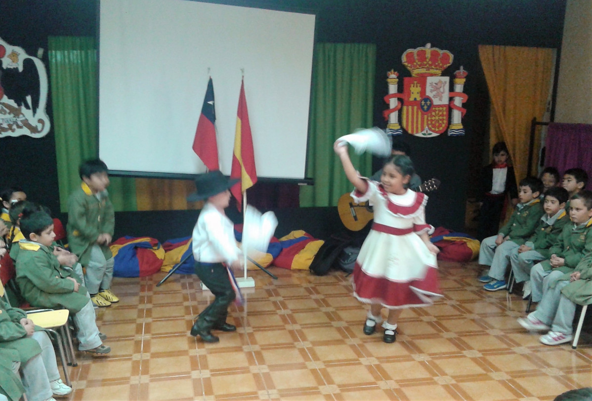 Niós bailando la clueca