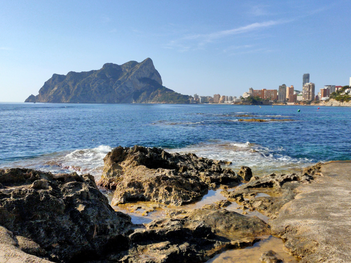 Peu00f1on de Ifach y playa de Levante con acantilados