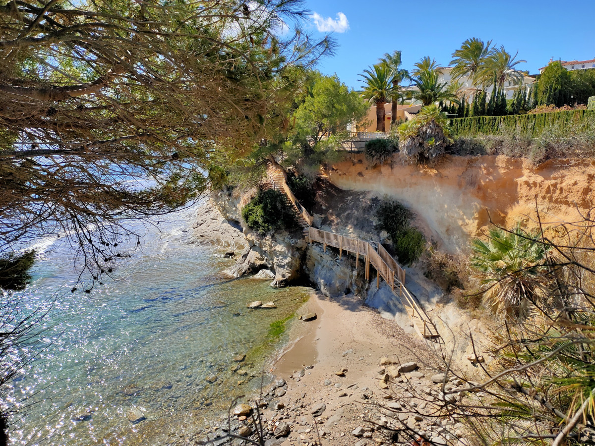 Bajada a una cala desde el sendero