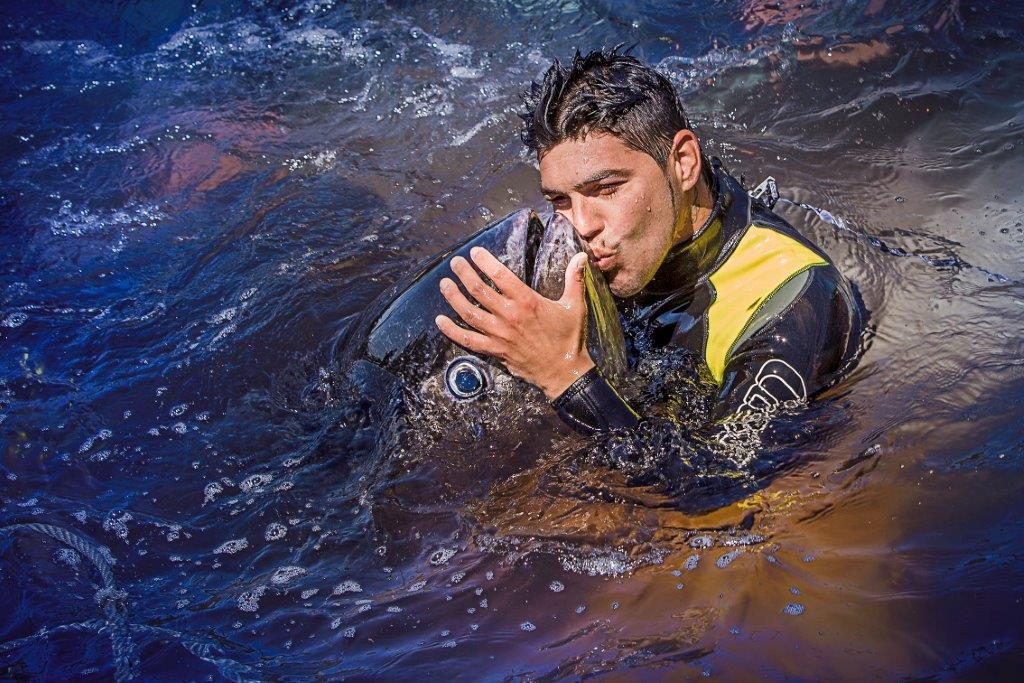 Un pescador besa un atún en la 